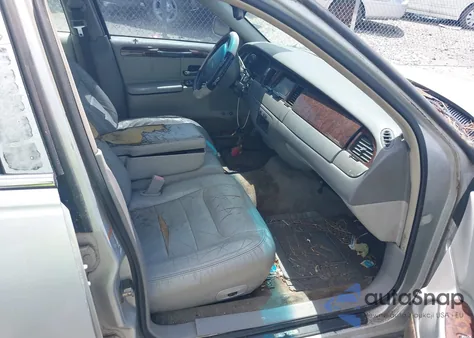 2001 Lincoln Town Car Signature из США, поврежденный, VIN 1LNHM82W81Y648935